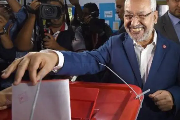 
	O l&iacute;der do partido islamita tunisiano Ennahda, Rached Ghannuchi, vota em se&ccedil;&atilde;o eleitoral de T&uacute;nis
 (Fethi Belaid/AFP)