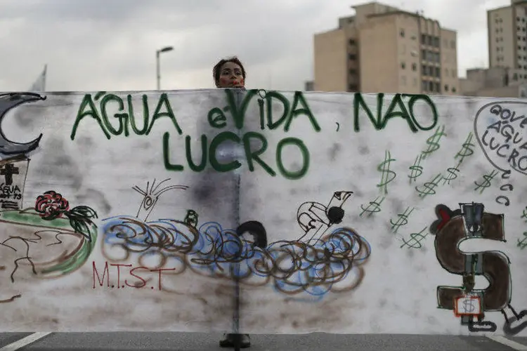 Manifestação contra o racionamento de água, organizada por grupos como o Movimento dos Trabalhadores Sem-Teto (MTST) (Nacho Doce/Reuters)