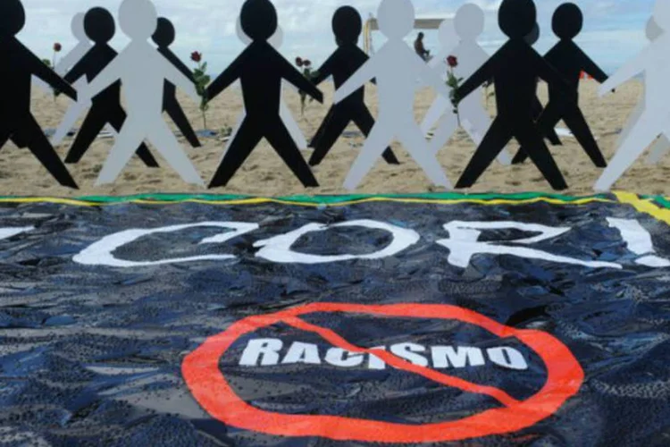 
	&quot;Alma n&atilde;o ter cor &ndash; n&atilde;o ao racismo&quot;: ato foi motivado pelas recentes manifesta&ccedil;&otilde;es racistas nos campos, como as que atingiram os volantes Tinga, do Cruzeiro, em um jogo da Libertadores
 (Tania Rego/Agência Brasil)