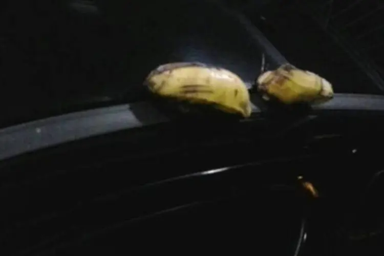 Bananas deixadas no carro do árbitro Márcio Chagas da Silva após partida do Esportivo contra o Veranópolis, pelo Campeonato Gaúcho (Márcio Chagas da Silva/Arquivo Pessoal)