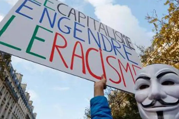 Protesto: Manifestante segura cartaz dizendo "Capitalismo gera racismo" durante ato anti-racista em Paris, em 30 de novembro de 2013 (©afp.com / FRANCOIS GUILLOT)