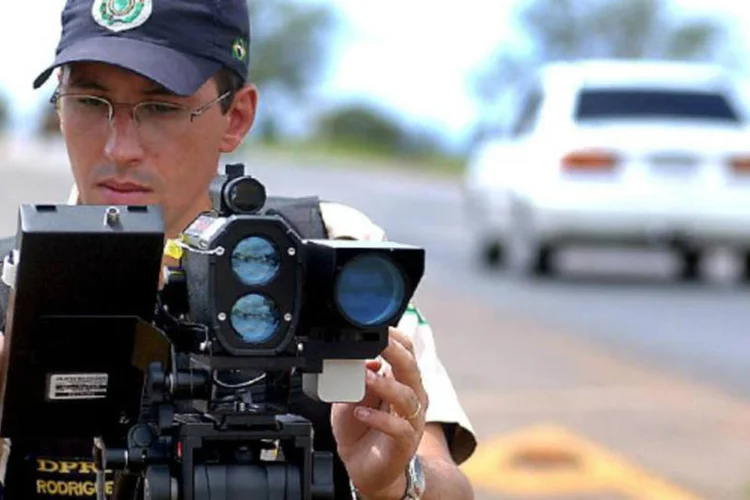 
	Policial rodovi&aacute;rio federal usa radar infravermelho para fiscaliza&ccedil;&atilde;o de rodovias: foram aplicadas 2.040.319 multas por velocidade de janeiro a novembro
 (Fábio Pozzebom/ABr)