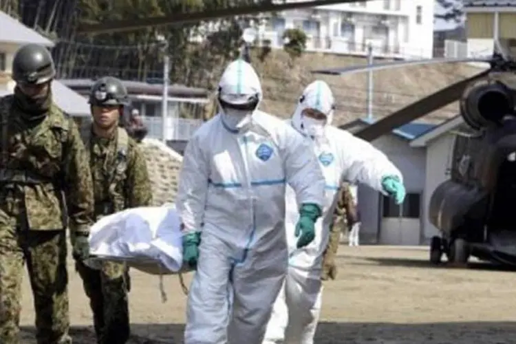 Pessoa suspeita de contaminação por radiação é levada para centro de tratamento no Japão (Yomiuri Shimbun/AFP)