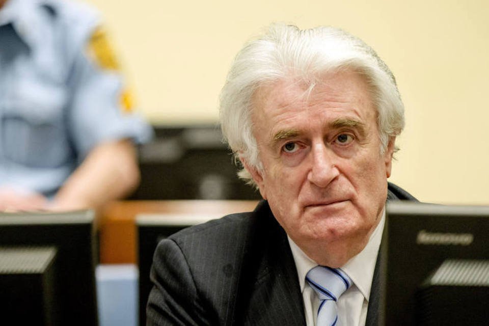 
	Ex-l&iacute;der s&eacute;rvio: Karadzic, de 70 anos, recebeu 11 acusa&ccedil;&otilde;es por genoc&iacute;dio, crimes contra a humanidade e crimes de guerra
 (Robin van Lonkhuijsen / Reuters)