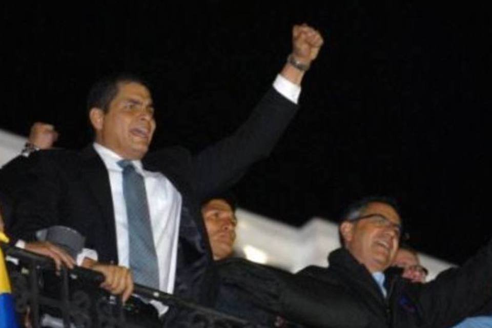 Correa aumenta salários de policiais e militares após revolta