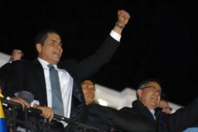 O presidente do Equador, Rafael Correa, é aclamado pela população (.)