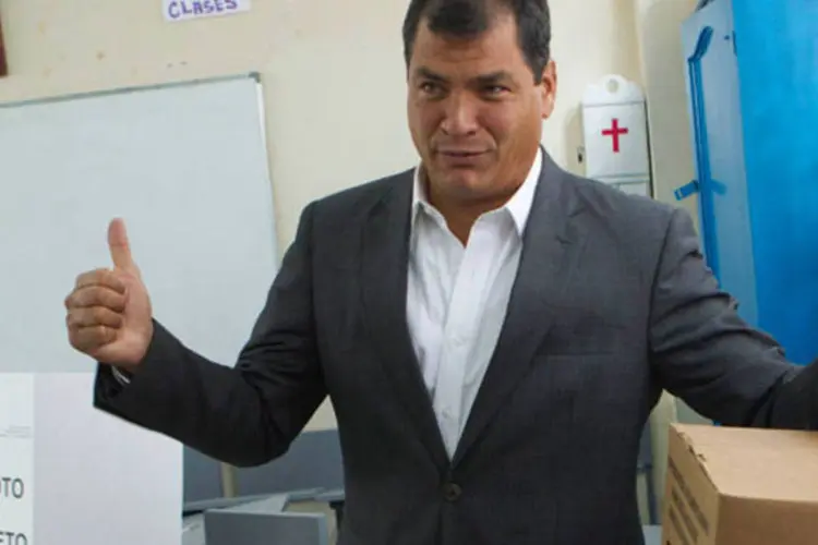O presidente do Equador, Rafael Correa, deposita sua cédula eleitoral numa urna na escola de San Francisco de Quito em Quito, Equador (REUTERS/Guillermo Granja)