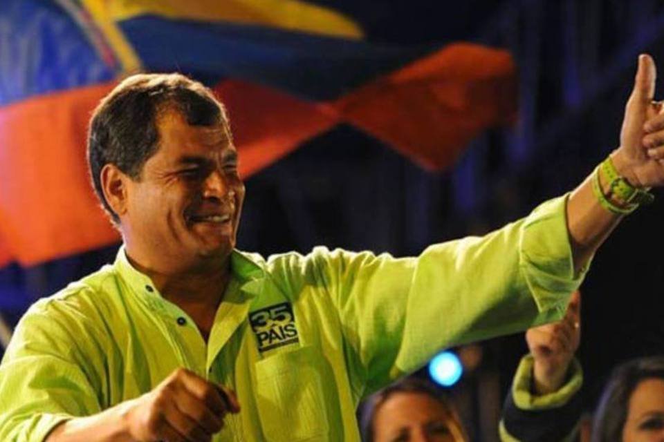 Correa reeleito com 56,8% de votos, com 82% das urnas