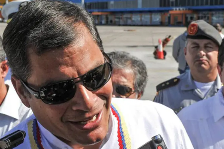 O presidente equatoriano, Rafael Correa, fala com jornalistas no aeroporto José Marti: a campanha se estenderá até 14 de fevereiro (©afp.com / Adalberto Roque)