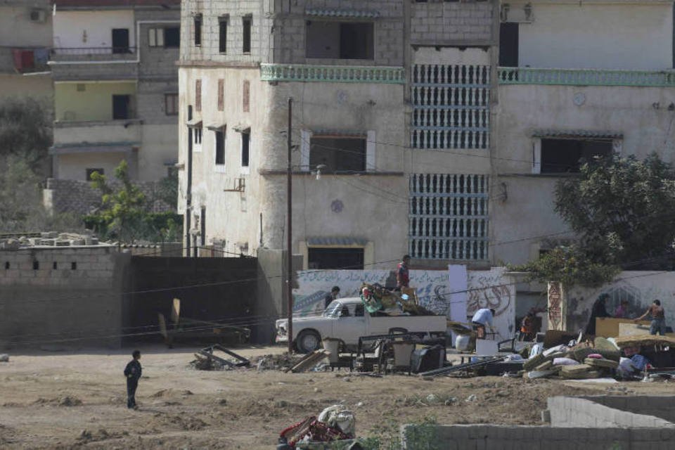 Civis são desalojados na fronteira entre Egito e Gaza