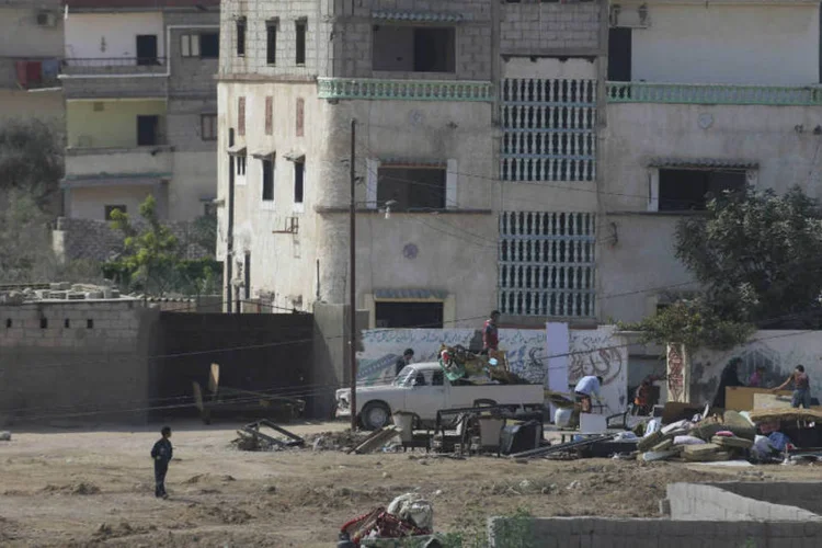 Pessoas evacuam em Rafah: de algumas casas na região saem túneis considerados ilegais (Ibraheem Abu Mustafa/Reuters)