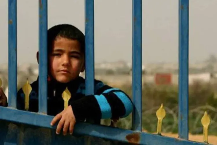 
	Menino na fronteira de Rafah, entre Egito e Gaza: passagem havia sido fechada por causa dos protestos
 (Said Khatib/AFP)