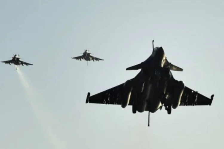 
	Opera&ccedil;&otilde;es na S&iacute;ria: fontes do ex&eacute;rcito n&atilde;o indicaram a nacionalidade dos avi&otilde;es reabastecidos nem os alvos militares da opera&ccedil;&atilde;o a&eacute;rea
 (ANNE-CHRISTINE POUJOULAT/AFP)