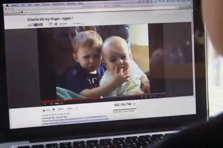 Os dois meninos do viral “Charlie Bit My Finger” aparecem crescidos no novo comercial de Ragú (Reprodução)