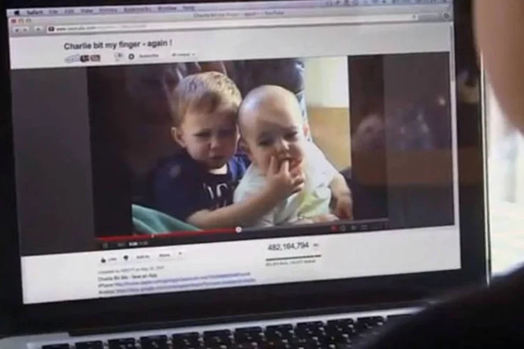 Os dois meninos do viral “Charlie Bit My Finger” aparecem crescidos no novo comercial de Ragú (Reprodução)