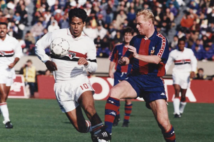 Raí, do São Paulo, contra Koeman, do Barcelona, na finalíssima do Campeonato Mundial de Interclubes (Ricardo Coorêa/Placar)