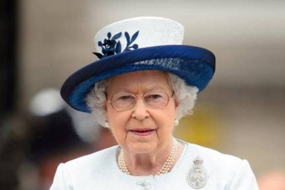 Elizabeth II preside cerimônia pelos 800 anos da Carta Magna