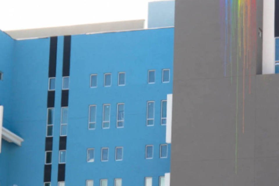 Artista de rua pinta "arco-íris ilegais" em prédios no Novo México