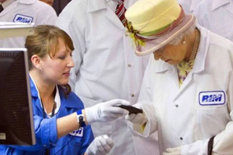 A rainha visita a empresa, na província canadense de Ontario (.)