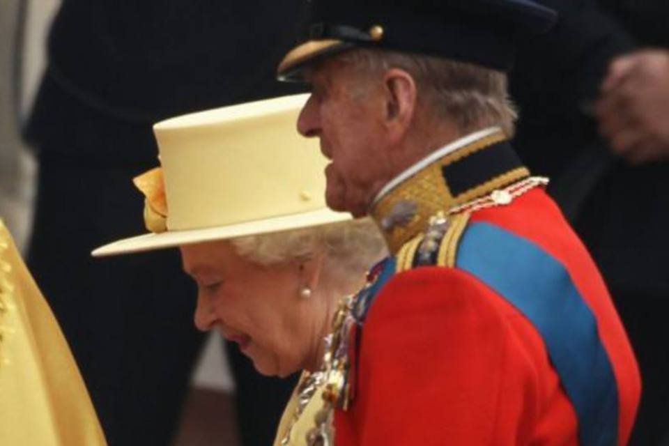 Rainha Elizabeth II e príncipe Charles chegam à abadia de Westminster