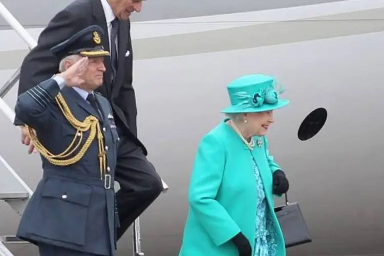 Rainha Elizabeth II desembarca com o marido: ela precisa de ajuda para fazer o trabalho, diz Harry (Chris Jackson/Getty Images)