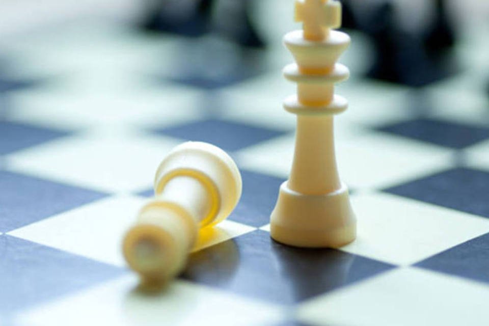 Liderança de empresário jogando xadrez e pensando no plano de