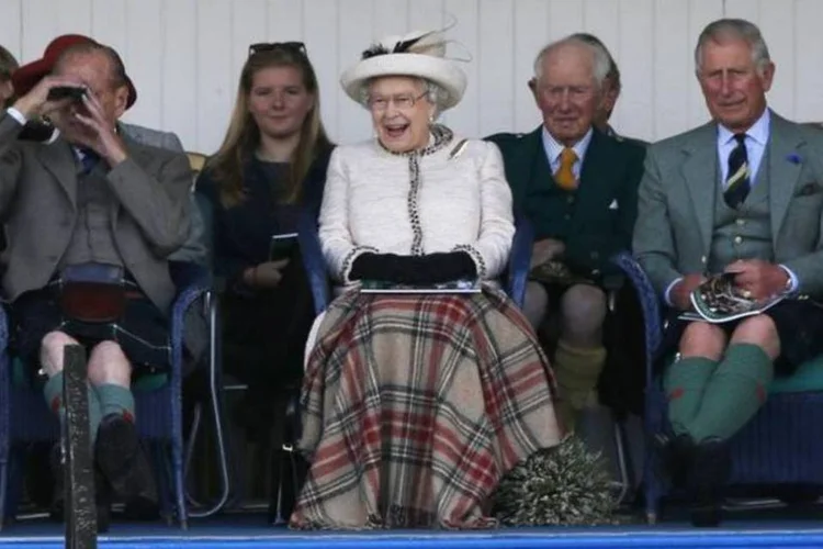 Rainha Elizabeth e príncipe Charles em evento na Escócia, em 6 de setembro (Russell Cheyne/Reuters)