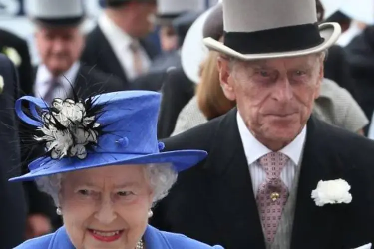 Usando vestido e chapéu azuis, Elizabeth II chegou ao hipódromo acompanhada de seu marido, o duque de Edimburgo (Peter Macdiarmid/Getty Images)