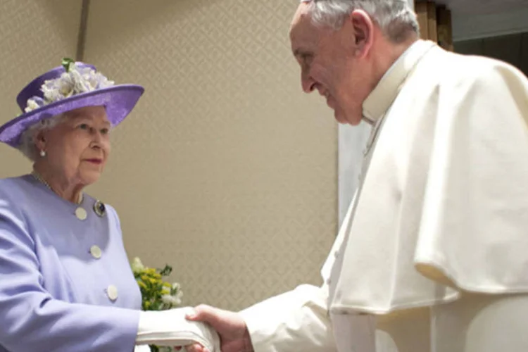 Rainha Elizabeth cumprimenta o Papa Francisco, durante encontro com o pontífice no Vaticano (Osservatore Romano/Reuters)