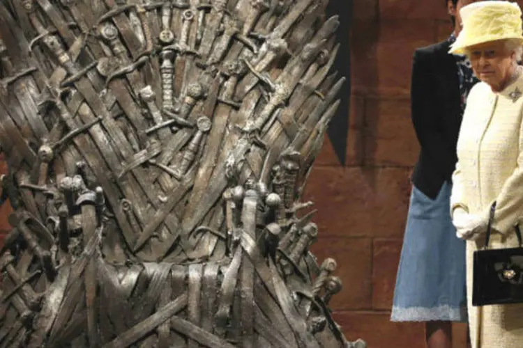 A Rainha Elizabeth II observa o popular trono da série Guerra dos Tronos (REUTERS/Phil Noble)