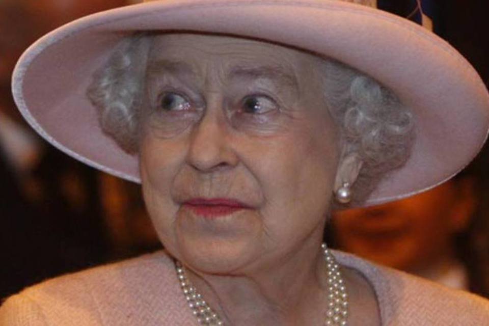 Homem é multado por mostrar as nádegas à rainha Elizabeth II