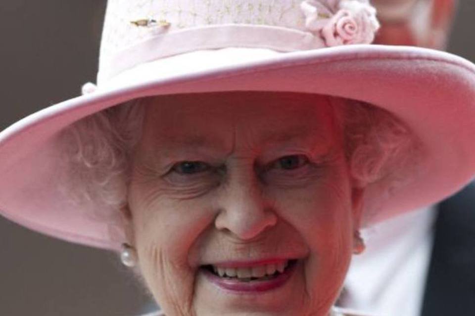 Rainha da Inglaterra aparece de surpresa em casamento civil