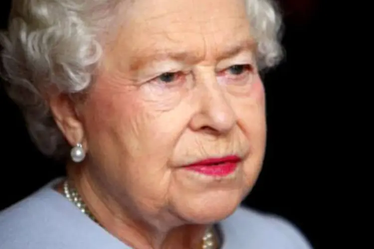 
	Elizabeth II est&aacute; recuperada de um recente resfriado que a havia impedido de ir, no domingo, a igreja
 (Chris Ison / AFP)