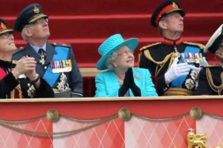 Rainha Elizabeth II ao lado do príncipe Philip (D) as acrobacias da Real Força Aérea (Chris Jackson/AFP)