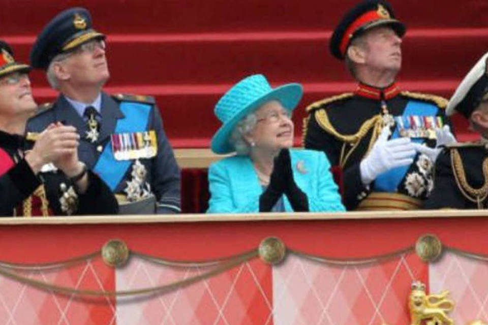 Parada militar em Windsor homenageia rainha Elizabeth II em seu Jubileu