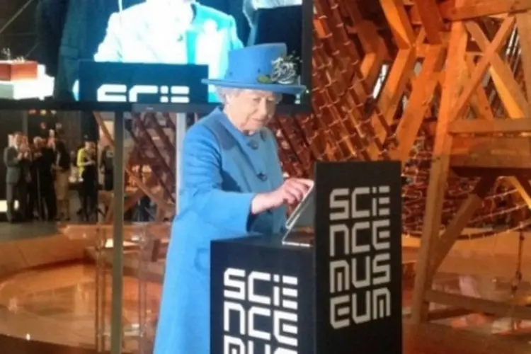 Rainha Elizabeth: conta da monarquia, inaugurada em 2011, sempre foi alimentada por funcionários da corte britânica (Reprodução/Twitter)