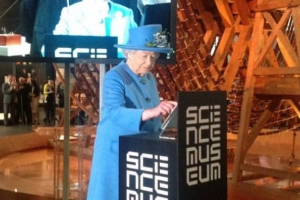Rainha da Inglaterra tuíta pela primeira vez