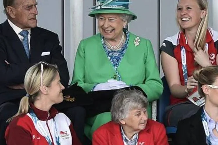 A rainha assiste a uma partida de hóquei dos Jogos, em Glasgow (Aandrej Isakovic/AFP)