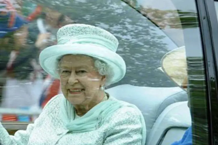 A rainha Elizabeth II,  acompanhada excepcionalmente por uma de suas damas de honra, no caminho para a missa de ação de graças (Paul Ellis/AFP)