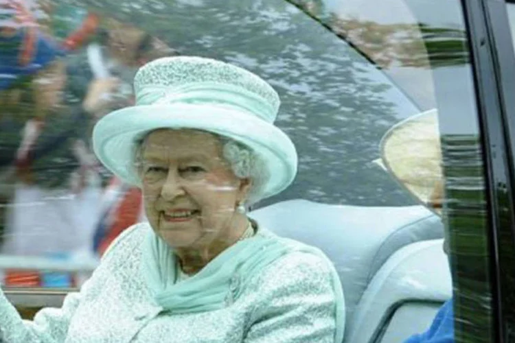A rainha Elizabeth II,  acompanhada excepcionalmente por uma de suas damas de honra, no caminho para a missa de ação de graças (Paul Ellis/AFP)