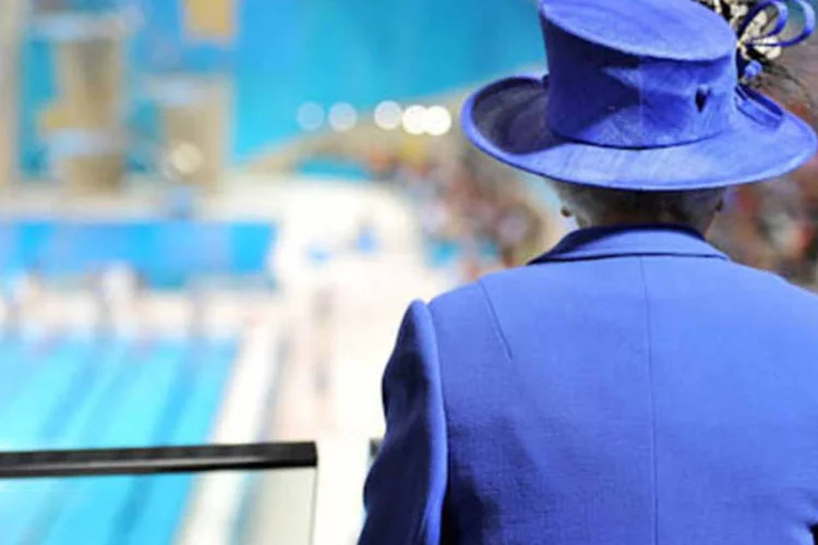 Rainha Elizabeth II assite a competição aquática
