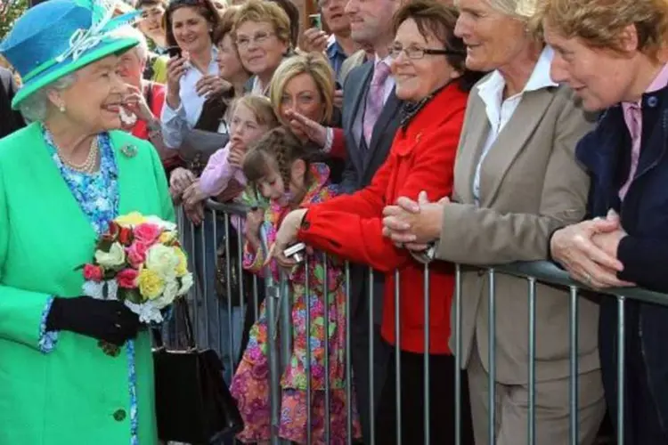 Rainha fez uma caminhada não programada para apertar as mãos de seus simpatizantes no centro da cidade de Cork (Getty Images)