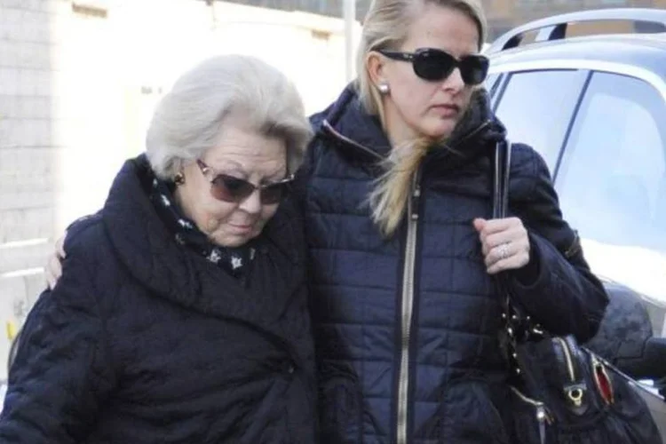 Rainha Beatrix e esposa do príncipe o visitam no hospital (Getty Images)