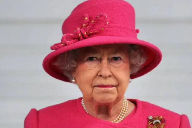 Rainha Elizabeth de roupa pink e chapéu combinando (Carl Court/AFP)