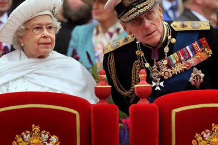 
	Rainha Elizabeth II e seu marido, o pr&iacute;ncipe Philip: o marido da rainha pode permanecer at&eacute; duas semanas no hospital
 (John Stillwell/AFP)
