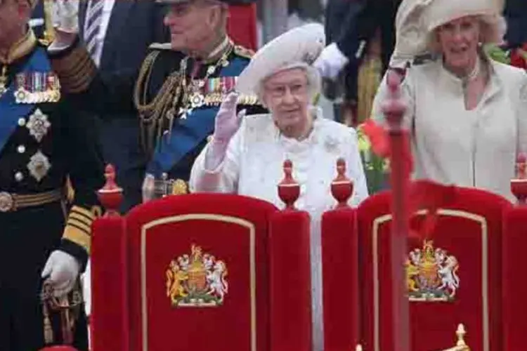 Elizabeth II só chegou à tribuna de personalidades uma hora e meia depois do início do espetáculo (Chris Jackson / Getty Images)