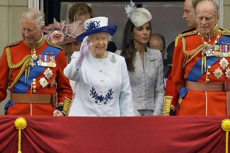 
	Elizabeth II vestia um casaco de cetim azul claro e um chap&eacute;u combinando
 ( REUTERS/Toby Melville)