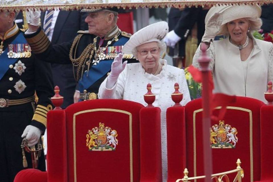 Elizabeth II participa de desfile de mil embarcações pelo Tâmisa