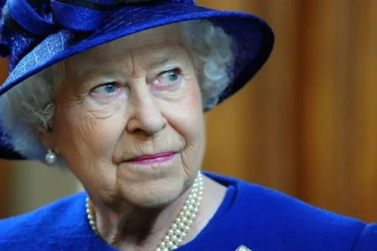
	Elizabeth II: &eacute; poss&iacute;vel ver a Rainha muito sorridente enquanto brinca, dan&ccedil;a e imita a sauda&ccedil;&atilde;o nazista no v&iacute;deo.
 (Getty Images)
