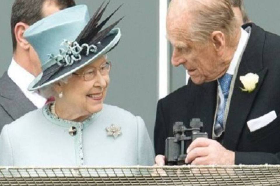 Elizabeth II celebra de forma privada data de coroação